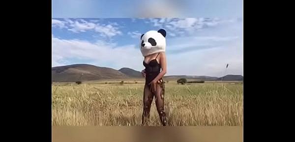  En el campo, putita panda